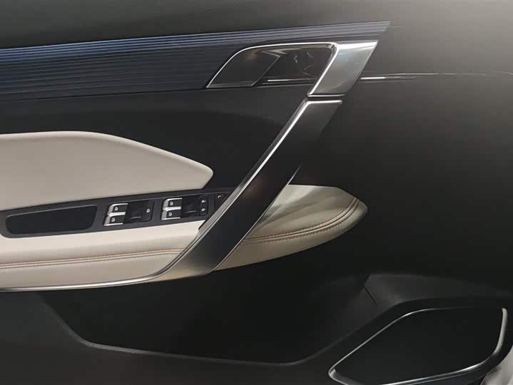 Фото 7 - Geely Atlas