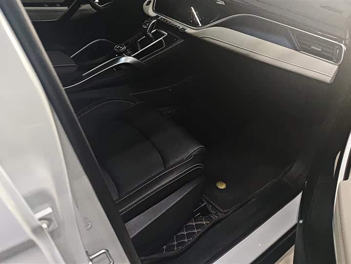 Фото 8 - Geely Atlas