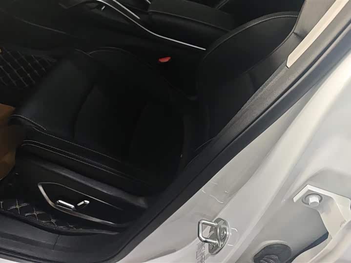 Фото 9 - Geely Atlas