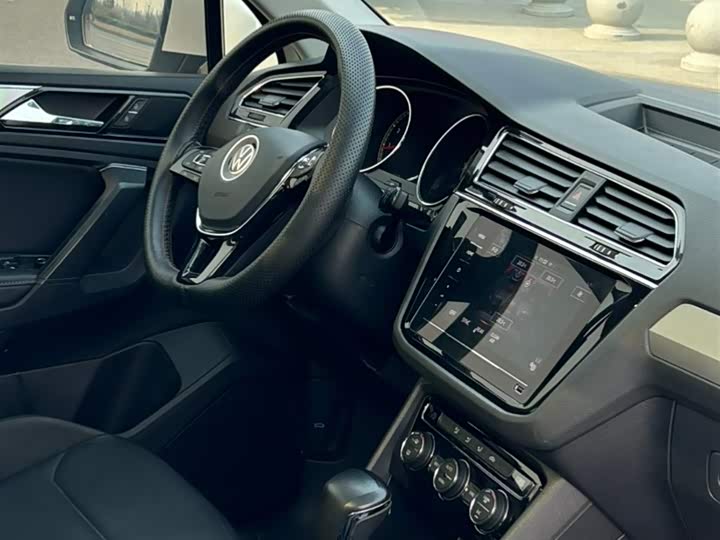 Фото 4 - Volkswagen Tiguan L Pro