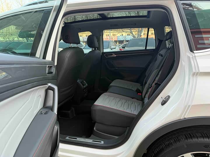 Фото 8 - Volkswagen Tiguan L Pro