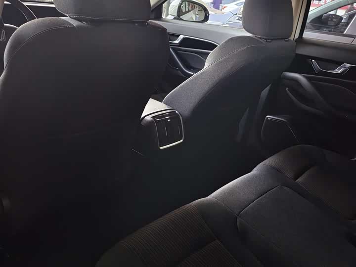 Фото 7 - Bestune B70