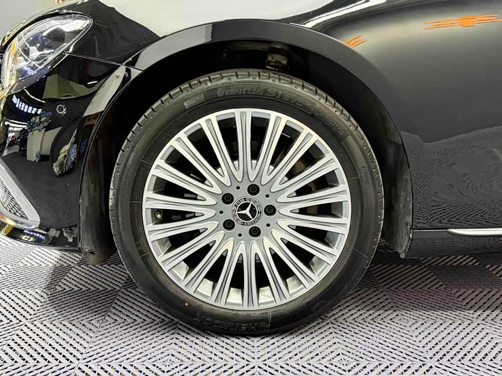 Photo 5 - Mercedes-Benz E-Class