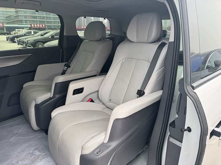 Фото 9 - Buick GL8 ES