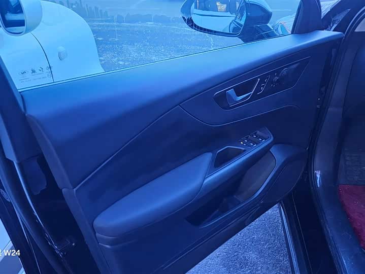 Фото 7 - Hongqi E-QM5