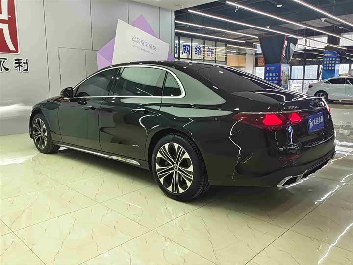 Фото 4 - Mercedes-Benz E-Class