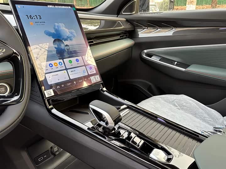 Фото 9 - Geely Atlas