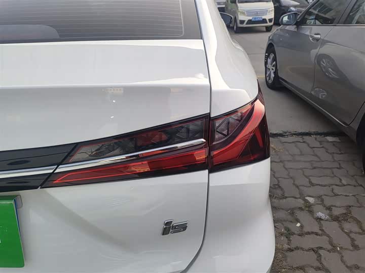 Фото 8 - Roewe i5