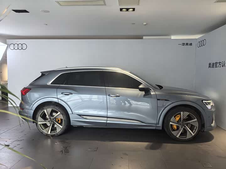 Фото 7 - Audi e-tron