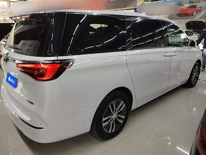 Фото 3 - Buick GL8 ES