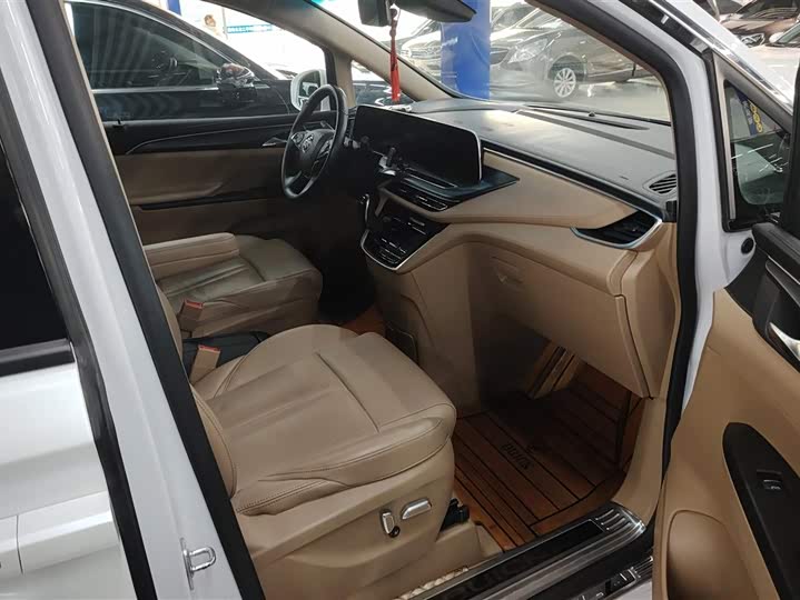 Фото 8 - Buick GL8 ES