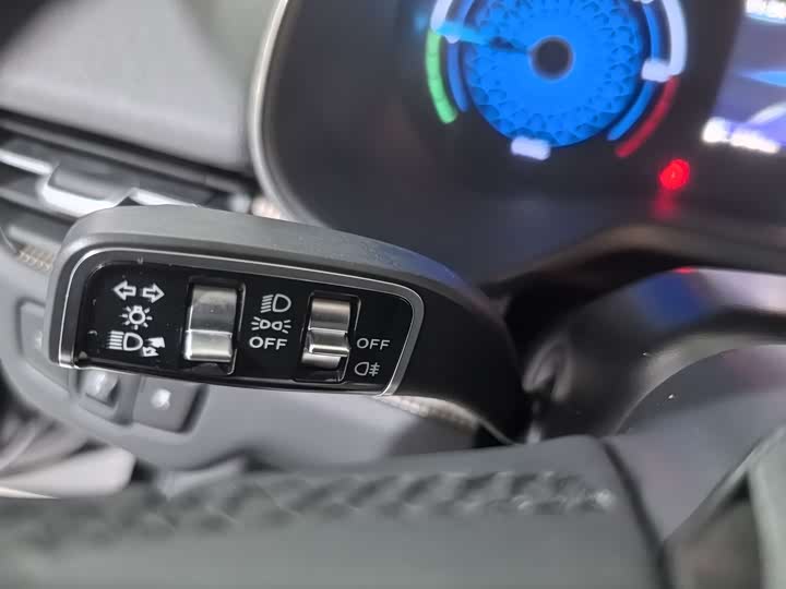 Фото 9 - Hongqi E-QM5