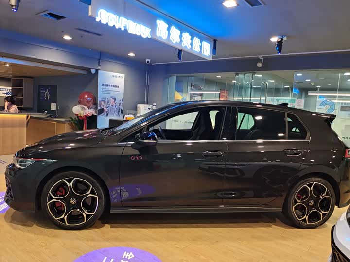 Фото 3 - Volkswagen Golf GTI