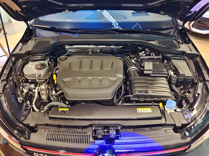 Фото 6 - Volkswagen Golf GTI