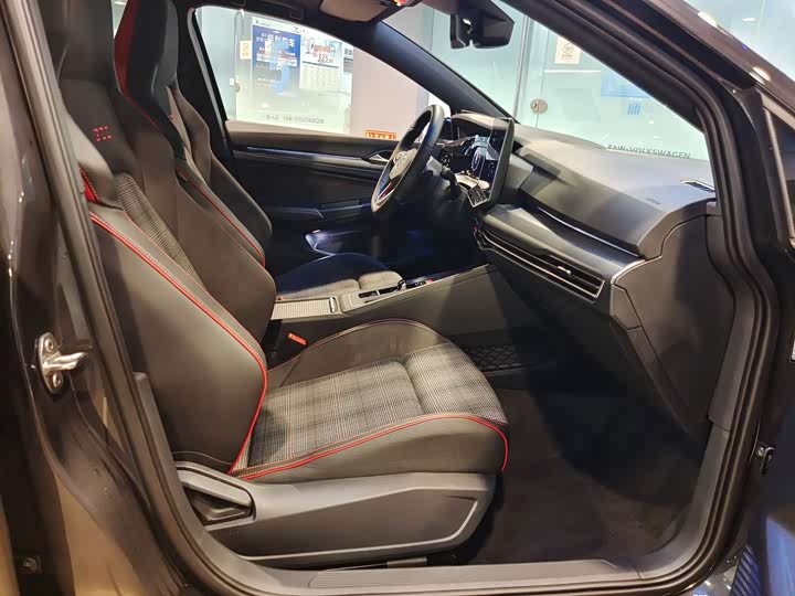 Фото 8 - Volkswagen Golf GTI