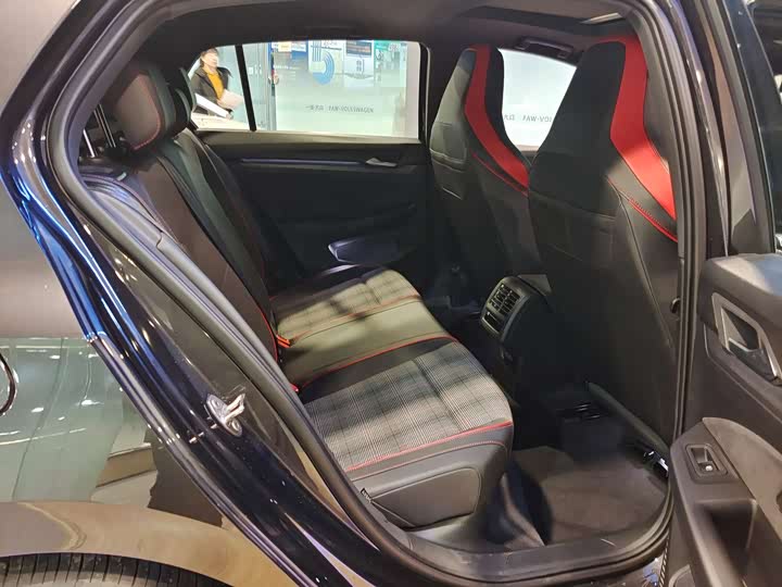 Фото 9 - Volkswagen Golf GTI