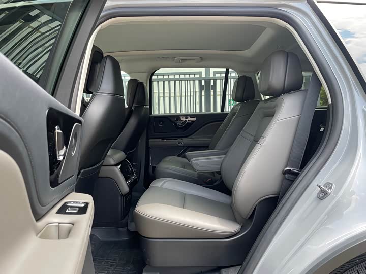 Фото 7 - Lincoln Aviator