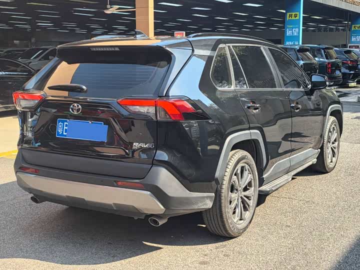 Фото 4 - Toyota RAV4