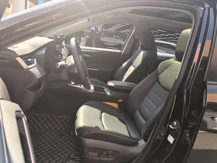 Фото 6 - Toyota RAV4