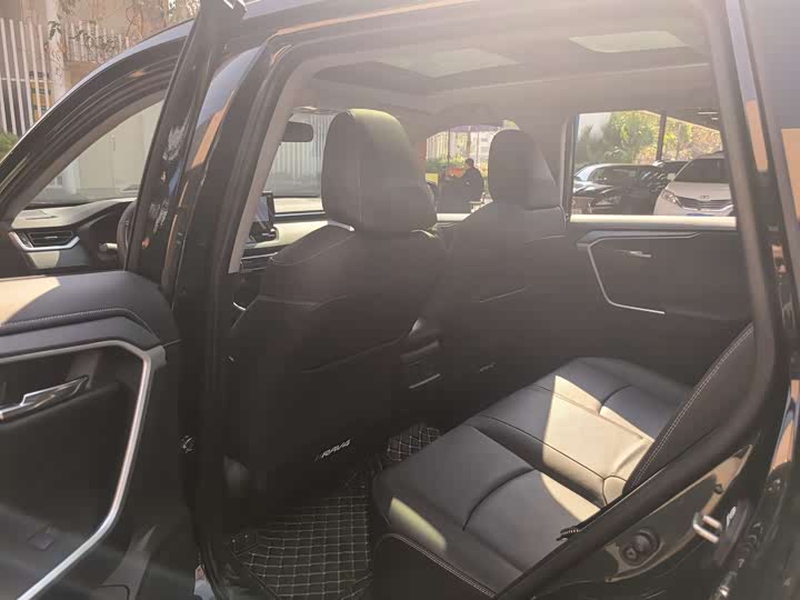 Фото 8 - Toyota RAV4