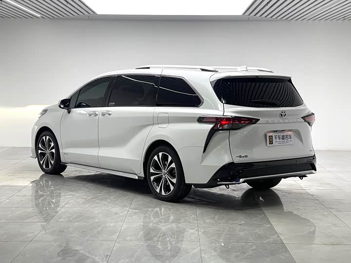 Фото 4 - Toyota Granvia