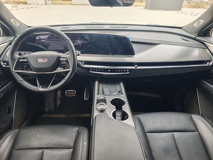 Фото 8 - Cadillac XT5