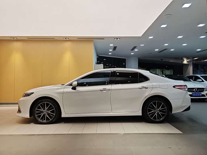 Фото 6 - Toyota Camry