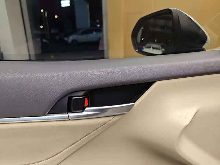 Фото 8 - Toyota Camry