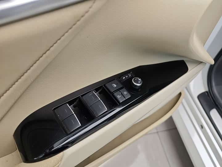 Фото 9 - Toyota Camry