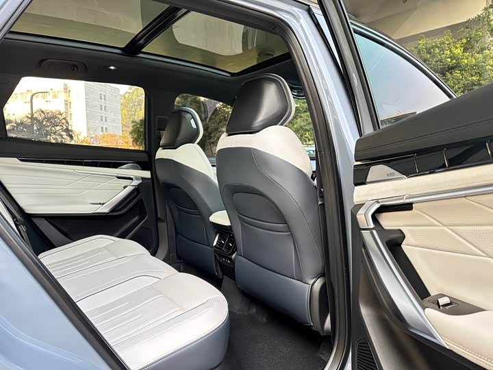 Фото 7 - Geely Atlas L