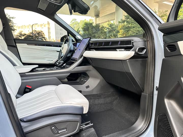 Фото 8 - Geely Atlas L