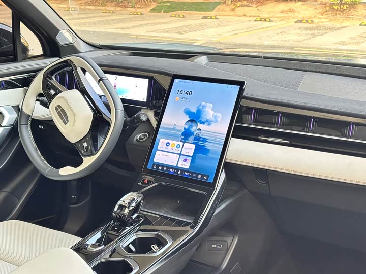 Фото 9 - Geely Atlas L