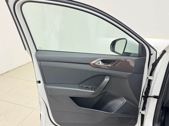 Фото 7 - Volkswagen Tharu