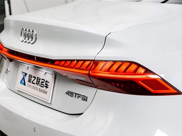 Фото 9 - Audi A7L