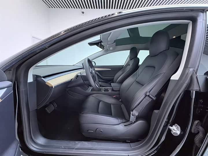 Фото 4 - Tesla Model 3