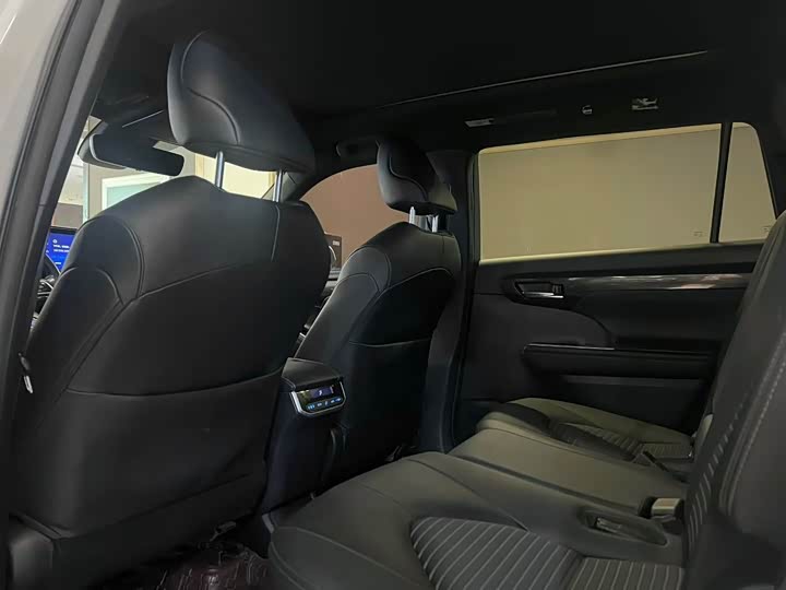 Фото 6 - Toyota Crown Kluger