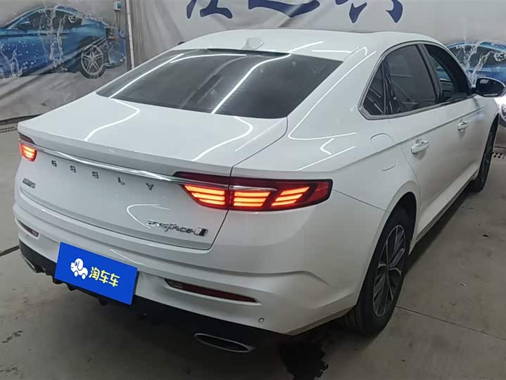 Фото 3 - Geely Preface