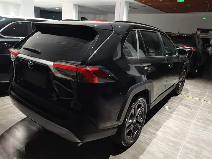 Фото 7 - Toyota RAV4