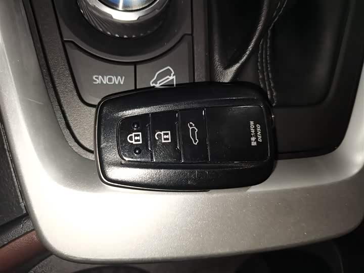 Фото 9 - Toyota RAV4