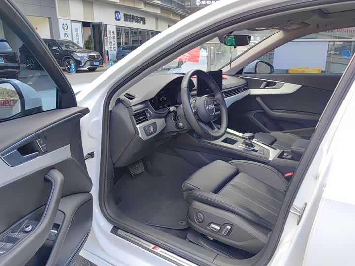 Фото 4 - Audi A4L