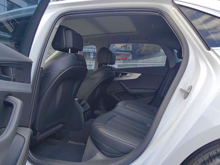 Фото 5 - Audi A4L