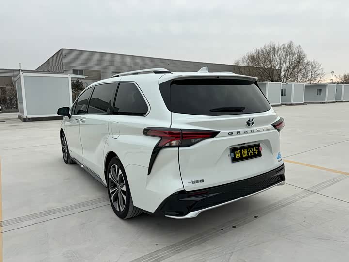 Фото 5 - Toyota Granvia