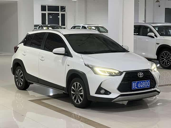 Фото 2 - Toyota Yaris L Hatchback