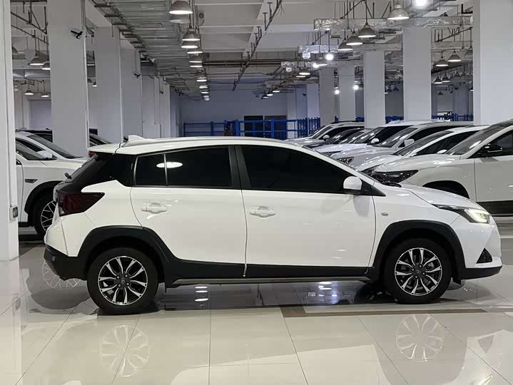 Фото 3 - Toyota Yaris L Hatchback