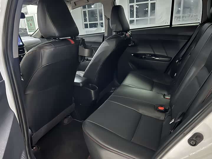 Фото 5 - Toyota Yaris L Hatchback