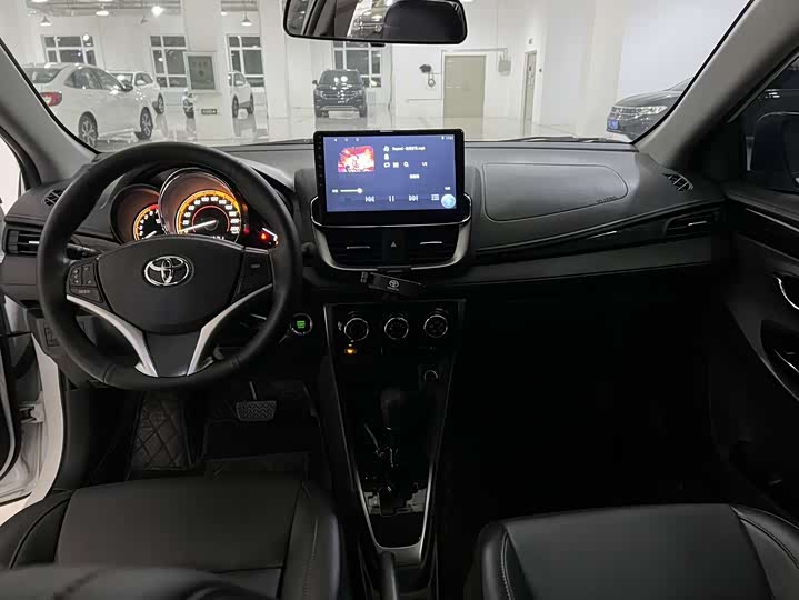 Фото 6 - Toyota Yaris L Hatchback