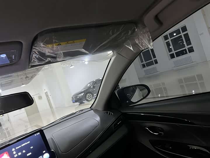 Фото 7 - Toyota Yaris L Hatchback