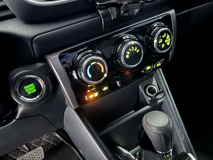 Фото 9 - Toyota Yaris L Hatchback