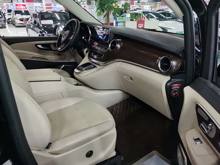 Фото 7 - Mercedes-Benz V-Class