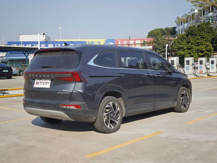 Фото 7 - Hyundai Custo